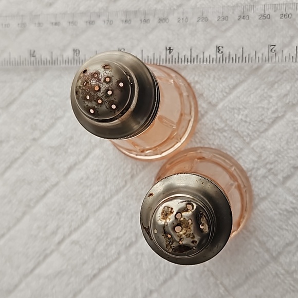 Doric Pattern Depression Glass Pink Salt and Pepper Shakers - Picture 6 of 6